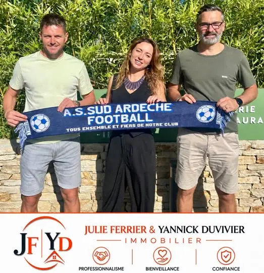 Julie Ferrier et Yannick Duvivier avec l'écharpe de l'A.S. Sud Ardèche Football : tous ensemble et fiers de notre club